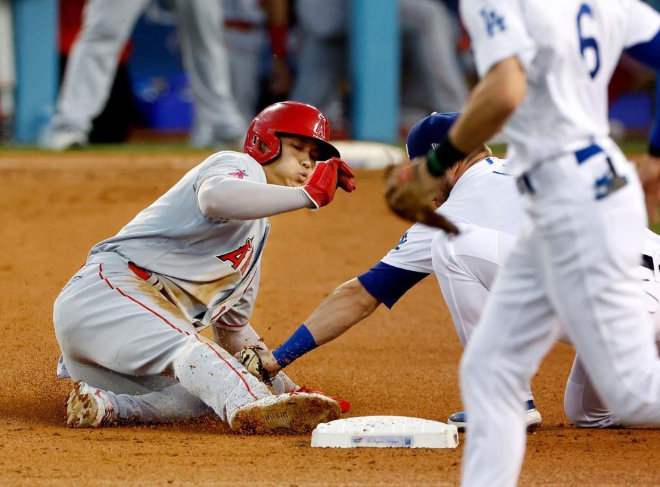 ドジャース戦の４回、二盗を狙うがタッチアウトとなるエンゼルス・大谷＝ロサンゼルス（共同）