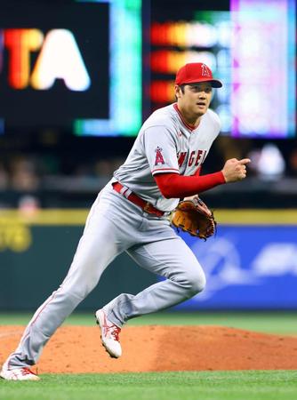 　４回、トロを投ゴロに打ち取るエンゼルス・大谷（共同）