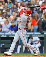 　３回、右前打を放つエンゼルス・大谷（共同）