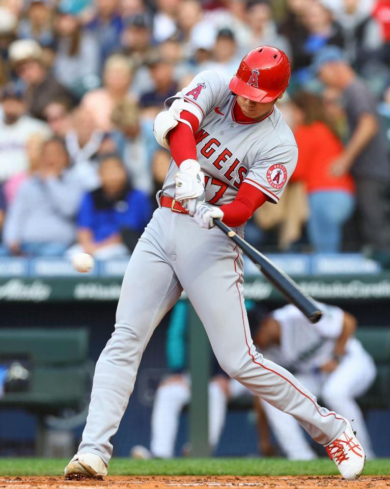 ３回、右前打を放つエンゼルス・大谷（共同）