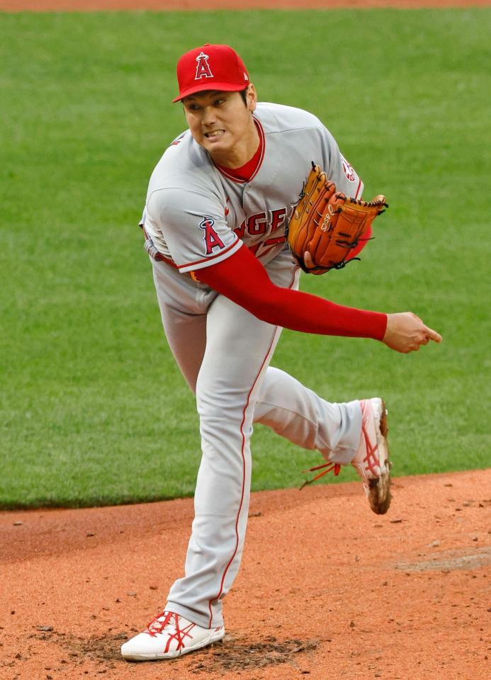 　「３番・投手兼指名打者」で先発し、投球するエンゼルス・大谷（共同）