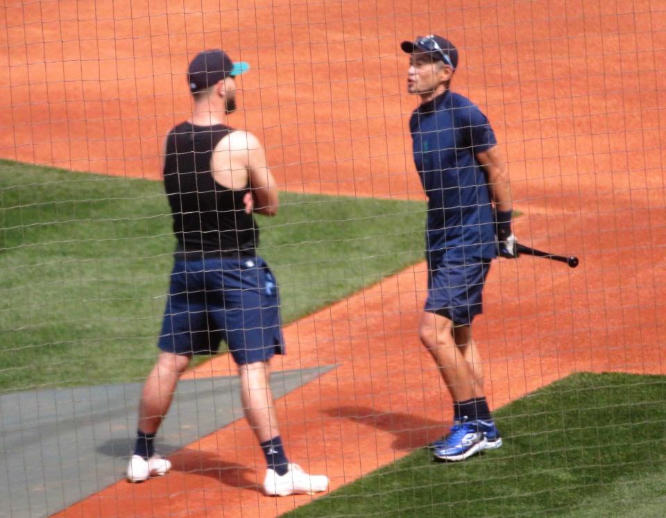 　打撃練習後にウィンカー（左）と話し込むイチロー氏