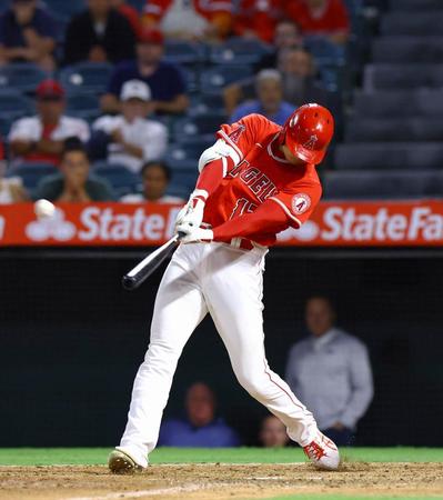 ロイヤルズ戦の９回、同点の15号３ランを放つエンゼルス・大谷＝アナハイム（共同）