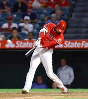 ロイヤルズ戦の９回、同点の15号３ランを放つエンゼルス・大谷＝アナハイム（共同）