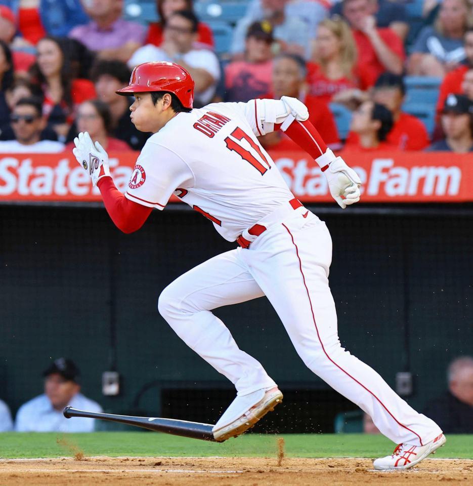 　ロイヤルズ戦の３回、二塁内野安打を放つエンゼルス・大谷（共同）