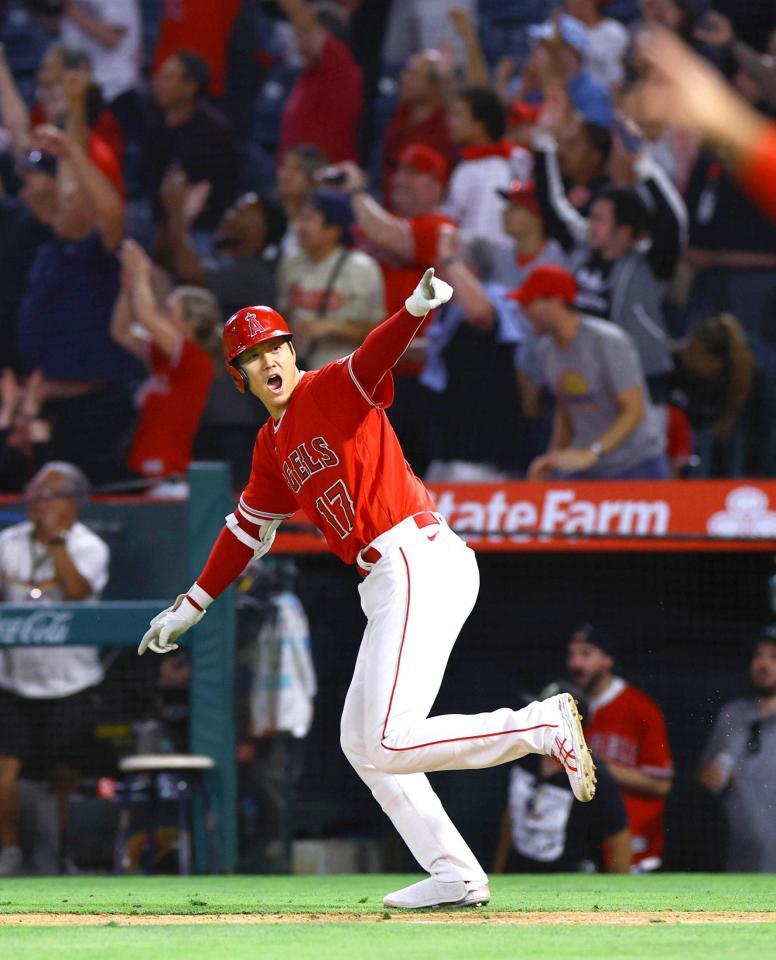 　９回、同点の１５号３ランを放ち、ベンチを指さし駆け出す大谷（共同）