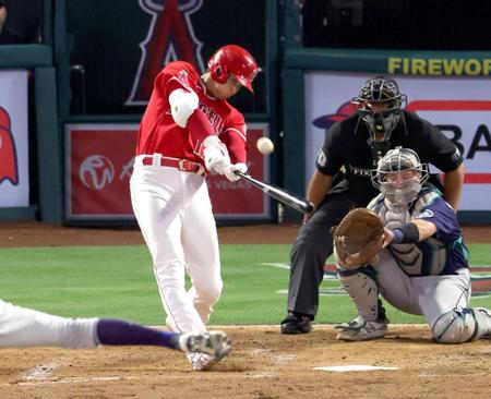 　３回、同点の１６号ソロを放つエンゼルス・大谷（共同）