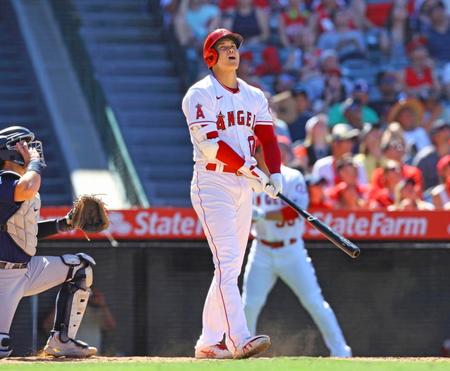 　７回、左飛に倒れた大谷（共同）