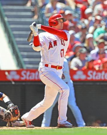 　５回、右飛に倒れる大谷（共同）