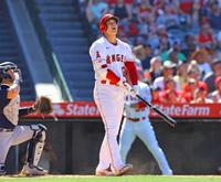 　７回、左飛に倒れた大谷（共同）