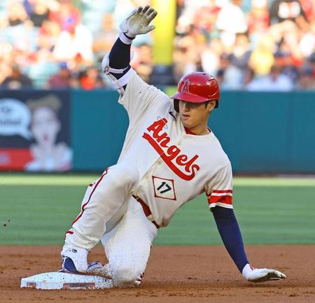 ホワイトソックス戦の１回、二塁打を放ったエンゼルス・大谷＝アナハイム（共同）