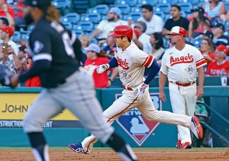 ホワイトソックス戦の１回、二塁打を放って走るエンゼルス・大谷＝アナハイム（共同）
