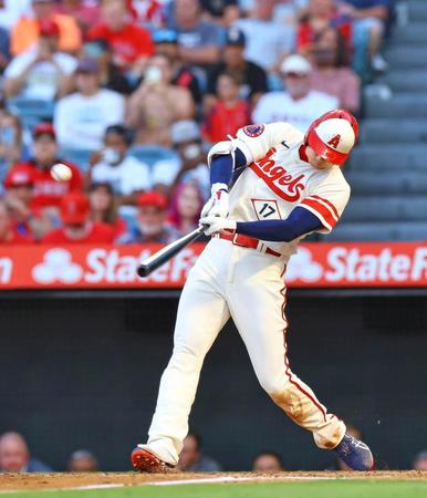 ホワイトソックス戦の３回、17号ソロを放つエンゼルス・大谷＝アナハイム（共同）
