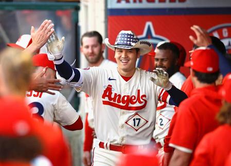 ホワイトソックス戦の３回、17号ソロを放ち、ナインとタッチを交わすエンゼルス・大谷＝アナハイム（共同）