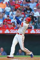 ホワイトソックス戦の１回、右中間二塁打を放つエンゼルス・大谷＝アナハイム（共同）