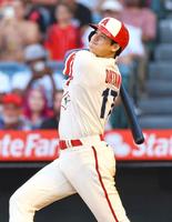 ホワイトソックス戦の３回、17号ソロを放つエンゼルス・大谷＝アナハイム（共同）