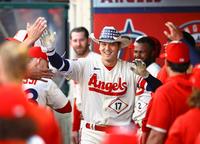 ホワイトソックス戦の３回、17号ソロを放ち、ナインとタッチを交わすエンゼルス・大谷＝アナハイム（共同）