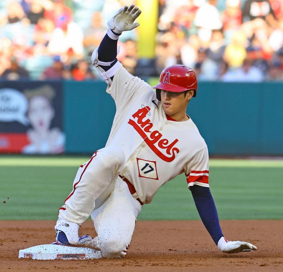 ホワイトソックス戦の１回、二塁打を放ったエンゼルス・大谷＝アナハイム（共同）