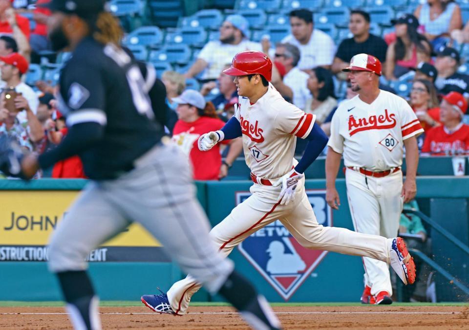 ホワイトソックス戦の１回、二塁打を放って走るエンゼルス・大谷＝アナハイム（共同）