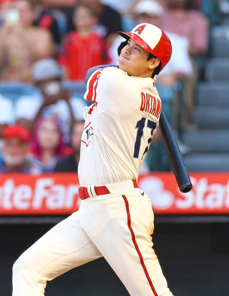 ホワイトソックス戦の３回、17号ソロを放つエンゼルス・大谷＝アナハイム（共同）