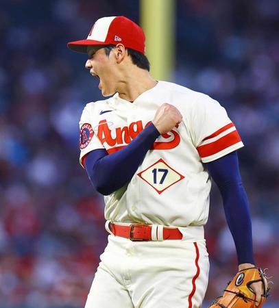 　４回、ハリソンを空振り三振に仕留め、ほえる大谷（共同）