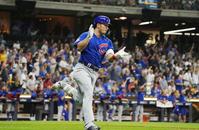 　５回、２試合連続となる６号２ランを放ち、一塁へ向かう鈴木（共同）