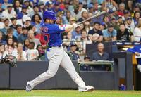 　５回、２試合連続となる６号２ランを放つ鈴木（共同）