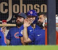 　５回、２ランを放ちベンチで笑顔を見せる鈴木（中央）＝共同