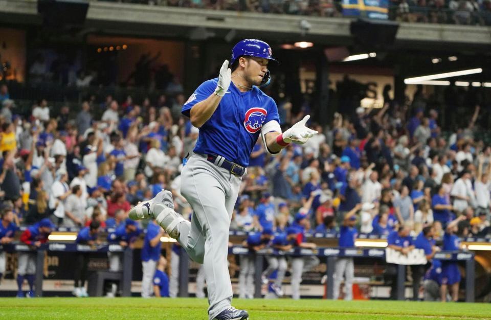 　５回、２試合連続となる６号２ランを放ち、一塁へ向かう鈴木（共同）