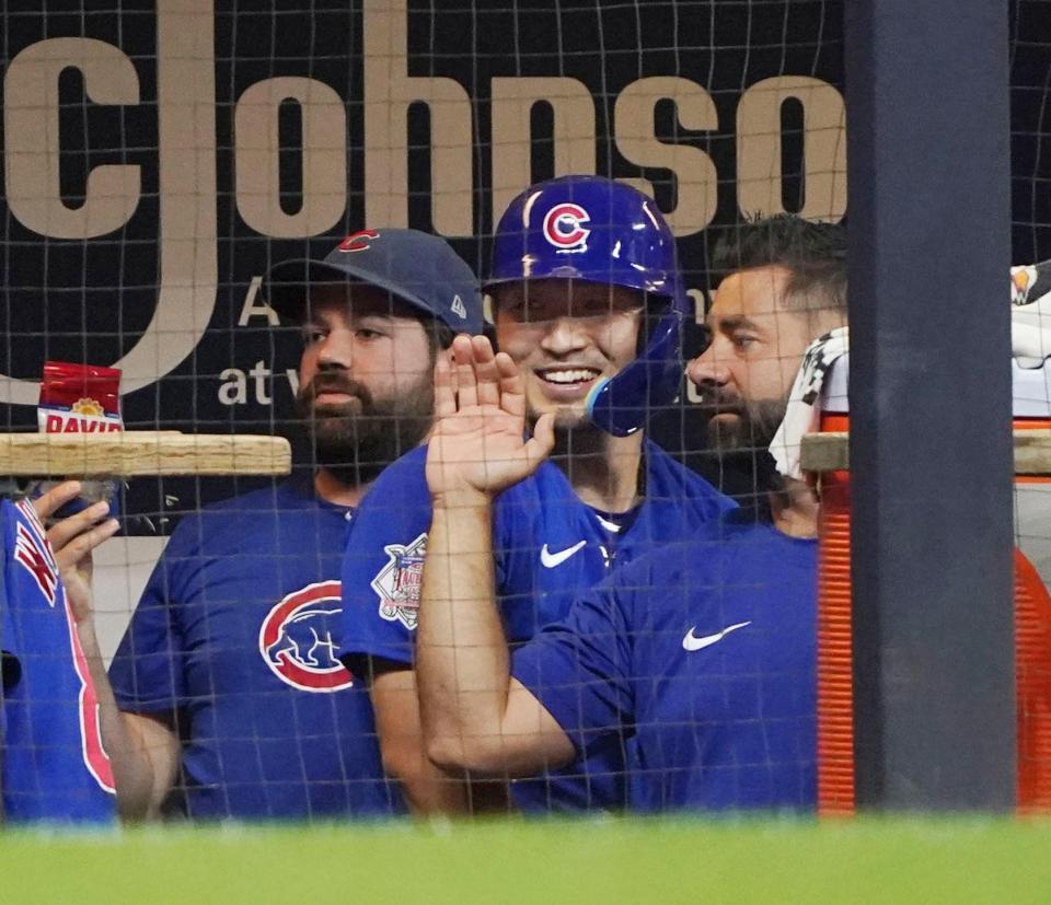 　５回、２ランを放ちベンチで笑顔を見せる鈴木（中央）＝共同