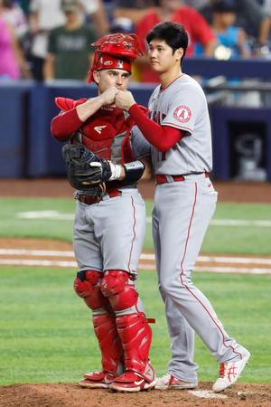 　マーリンズに勝利し、スタッシ（左）とタッチを交わす大谷（共同）