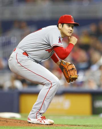 　３回、三振に仕留めたクーパーのバットが飛び、驚く大谷（共同）