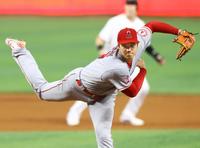 　マーリンズ戦に「３番・投手兼指名打者」で先発し、投球する大谷（共同）