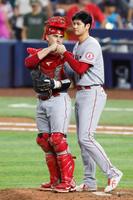 　マーリンズに勝利し、スタッシ（左）とタッチを交わす大谷（共同）