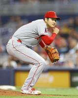 　３回、三振に仕留めたクーパーのバットが飛び、驚く大谷（共同）