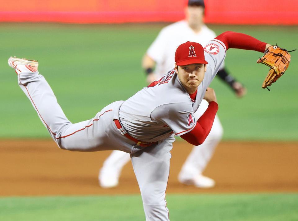 　マーリンズ戦に「３番・投手兼指名打者」で先発し、投球する大谷（共同）