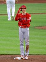 ３回、後続の四球で二塁へ進み、相手中堅手のムリンスにあいさつする大谷（共同）