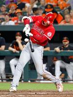 ７回、左前打を放つ大谷（共同）