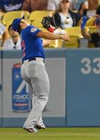 ６回、フライを落球する鈴木（ＵＳＡトゥデー・ロイター＝共同）