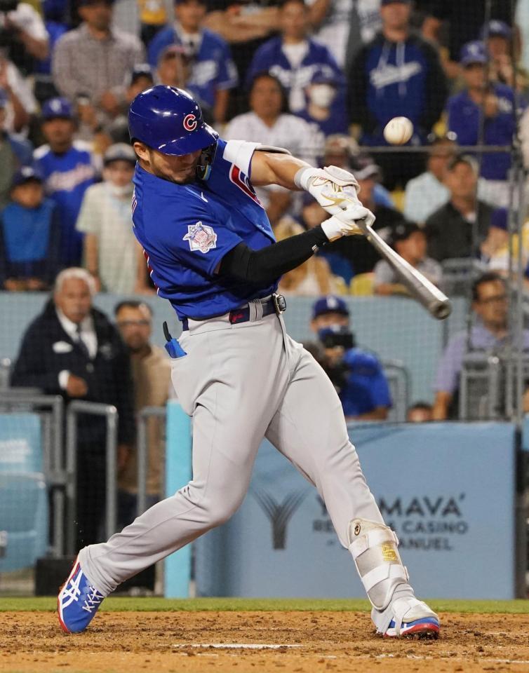 　ドジャース戦の９回、適時二塁打を放つカブス・鈴木＝ロサンゼルス（共同）