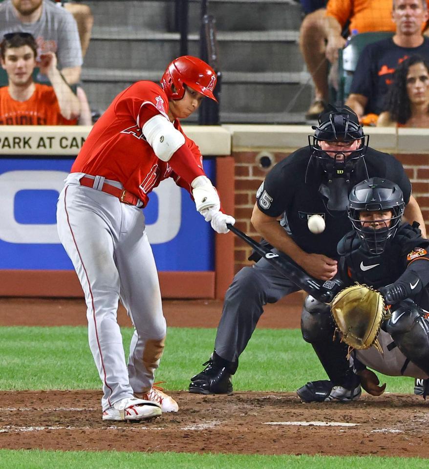 ９回、19号ソロを放つ大谷（共同）