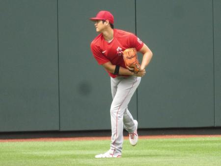 　試合前のフィールドでキャッチボールをする大谷（撮影・小林信行）