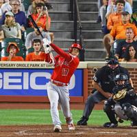 　９回、中越えに１９号ソロを放つエンゼルス・大谷