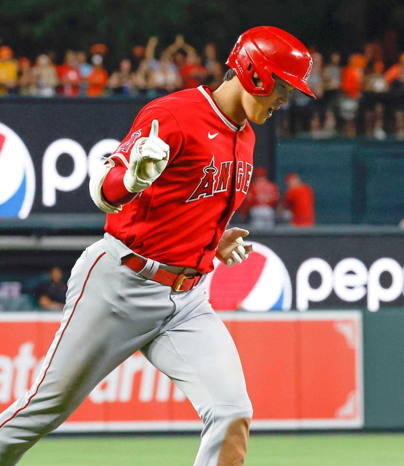 　人さし指を立てながら塁を回る大谷（共同）