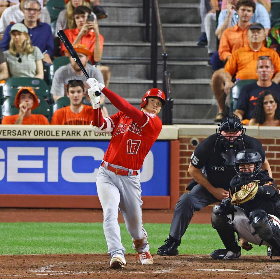 　９回、中越えに１９号ソロを放つエンゼルス・大谷