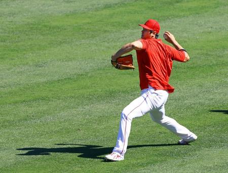 　試合前にキャッチボールするエンゼルス・大谷＝アナハイム（共同）