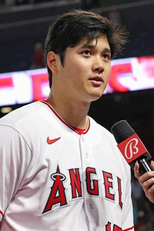 　アストロズに勝利し、インタビューを受けるエンゼルス・大谷（共同）