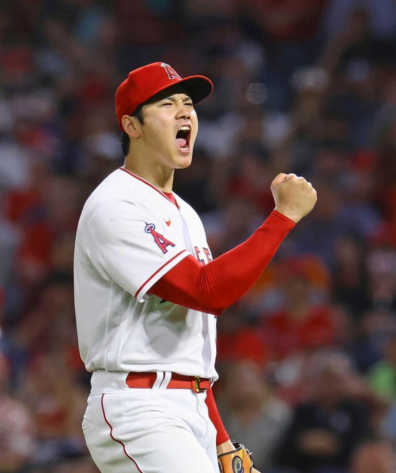 　６回、マティジェビッチを見逃し三振に仕留めガッツポーズする大谷（共同）