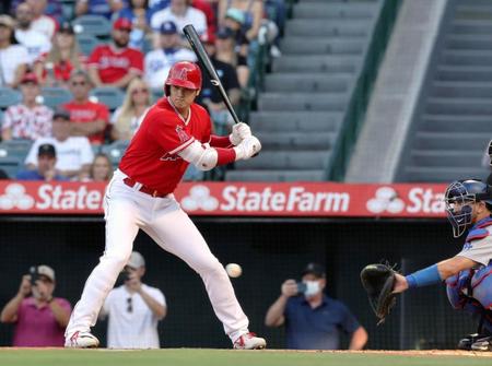 　ドジャース戦の１回、見逃し三振に倒れるエンゼルス・大谷＝アナハイム（共同）