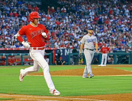 　ドジャース戦の４回、三ゴロに倒れたエンゼルス・大谷。右は投手カーショー＝アナハイム（共同）